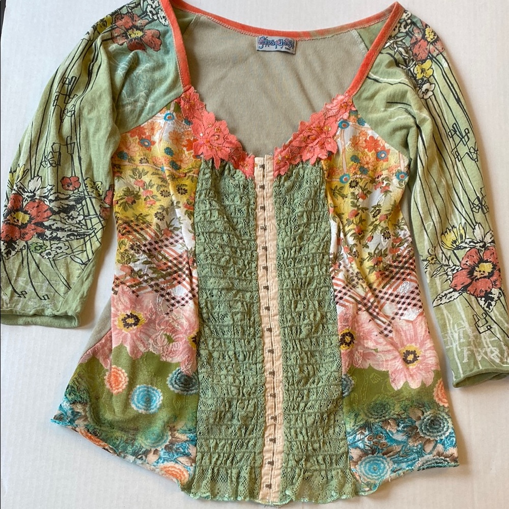 GYPSY DAISY Boho Floral Green Top with Lace Detail. Size Small. EUC
